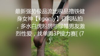 cd 元气少女鹿：好几天没去露出啦，这次专门找了个比较亮的路口，身后一直有骑士们经过，河边遛弯的两个大爷看着我就走过来了，吓得我大几把都掉了