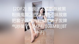 商场卫生间精选露脸厕拍,都是一些高颜值的妹子们如厕 美眉素质不错重新回来冲一下厕所