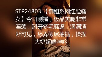 餐厅女厕偷拍破洞牛仔裤美女的小黑鲍