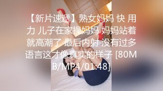 长发白皙人妻和老公在客厅里面女上位无套啪啪，俯视角度暴力打桩特写内射