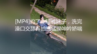 熟女姐姐的诱惑，全程露脸穿着透明情趣装，跟狼友互动撩骚玩弄炮击，不停抽插骚穴淫水多多浪叫不断高潮不止