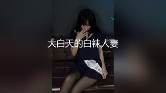 国内厕拍大神潜入纸箱厂女厕??近视角后拍女工尿尿两次入镜的黑色短裙戴金手链美女阴唇很肥厚