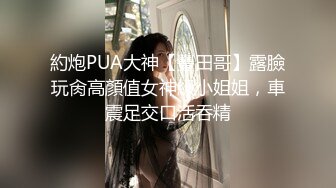 妻子被两个男人前插后操，绿帽在一旁舔老婆的脚，看着两个陌生的男人操自己的老婆