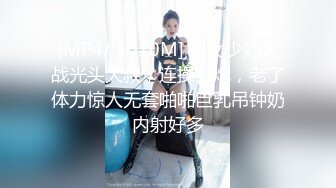 黃毛花臂精神小妹被幹疼了，手推開小夥腰，表情猙獰，最後被內謝