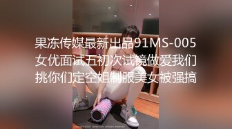 商场女厕近距离贴B拍有点憋不住的美女内裤都没有脱就尿了