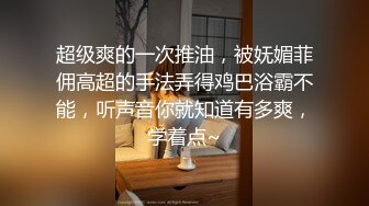 妹妹趁哥哥睡覺時偷偷扒下褲衩舔JJ 狗狗旁邊躍躍欲試