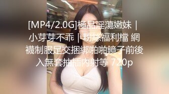 大哥出门做生意嫂子一个人在家她的杯子里下点药 终于可以好好玩玩嫂子的小黑B了