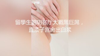 公交车站自插露出，大爷来回溜达了好几圈，丝丝撅起屁股插给大爷看，大爷左右看看没有路人，问了一句：咋玩的？吓！