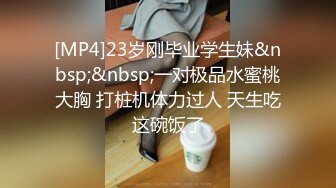 学校澡堂换衣间，女同学借故在打电话，实则在偷拍各路大美女，阴毛非常浓密，个个颜值堪称女神啊！