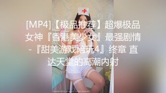 地铁TP穿低领上衣低头只顾玩手机的美眉大奶子