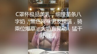 顶级绿帽大神淫妻单男射到套套里，老公单男用精子做润滑液，老婆在两个男人的轮番攻击下获得连续的性高潮