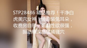 [MP4/ 257M] 淫靡婚纱 绿帽贡献妻子给别人玩，穿着婚纱被单男拽着头发肏，自己只能看着老婆被内射撸