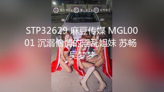 牛仔裤女神，难得露脸，细腰美腿半脱下裤子，手指扣穴水声哗哗，穿上吊带黑丝袜，低低呻吟更是诱惑