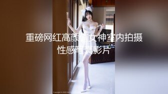 媚黑 漂亮妹子撅着屁屁 被黑爹抓着头发 打着屁股 大黑棒猛烈冲击