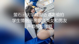 母子乱伦镜头前的激情，熟女大妈啥都会吹舔吸弄口交小哥的大鸡巴，镜头前被各种抽插爆草，老逼就是败火