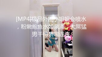 潜入商场女厕偷拍电影院老板娘的小黑B