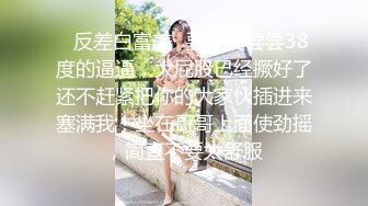 -黄衣洋气美女时不时露一下粉穴,白天紫薇太多了,晚上干巴巴的