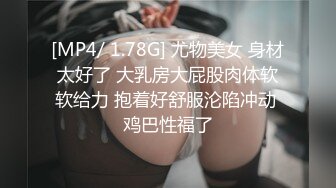 某办公楼厕所门板下看两个嫩妹终于拍到了脸