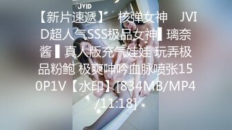 官方售价39元❤️一对好闺蜜一起逛街被一箭双雕抄底黑裙美女穿着紫色花内勒出深深屁股缝