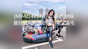 国内某商场女士试衣间TP 却拍到妹子直接把衣服塞进裤裆就走人让人无语 身材不错还挺漂亮的妹子