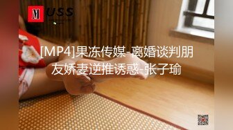 陕西45岁老夫老妻了，还学人家玩车震，老公鸡巴贼长，骚婆娘舔得津津有味！