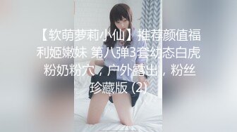 只穿着一件裹胸黑衣的性感大长腿美女 下体逼毛黑黝黝