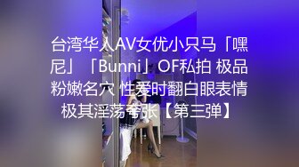 文静的小少妇露脸丝袜高跟短裙漏着两个骚奶子跟狼友撩骚，让小哥抱着揉奶玩逼，舔鸡巴舔菊花，各种爆草抽插