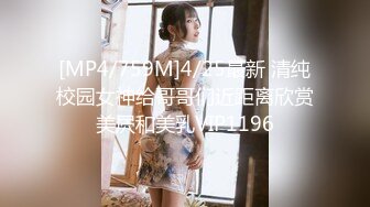 OF大眼萌妹「Yui Peachpie」情趣灰丝托着一对迷人美乳，脖颈戴着狗链全自动骑乘到喷水也不停，双穴中出真是大饱眼福！