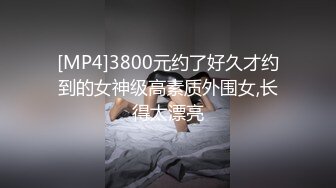 撩高衣服坐在地上玩具自慰自己