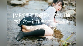 漂亮高跟黑丝少妇脱光吃鸡 口含双屌尽情轮番泄欲&nbsp; 在车上被巨根狂插 淫水直流 精液射一肚子