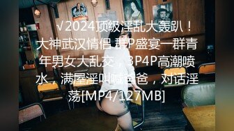 两个社会渣女小萝莉跟小哥哥一起激情大秀，全程露脸揉奶玩逼互动撩骚，道具抽插伺候小哥的大鸡巴，精彩刺激