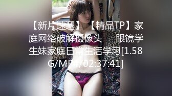 《极品CP✿魔手✿外购》商场全景逼脸同框偸拍数位都市气质小姐姐方便，惊现一线天粉嫩美鲍