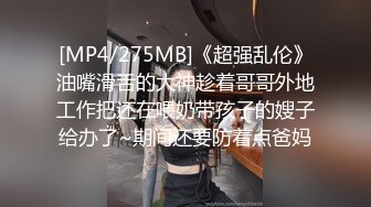 风景区女厕偷拍女儿和妈妈一起来尿尿,仔细观察母女两的逼逼有啥共同点