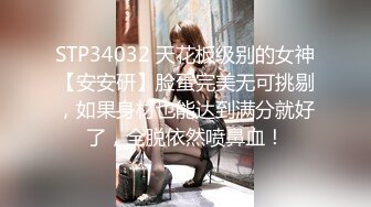 牛仔裤时尚小美女，清爽的吊带衣，偷窥她上厕所，小肥阴唇 可以~