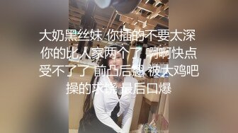 獨自逛商城碎花裙美婦,性感內內都陷肉裏去了