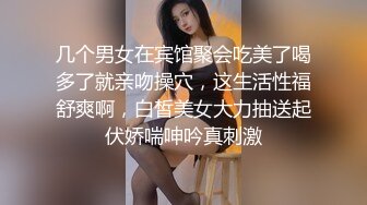 样子满可以的美女主播晚上没穿内裤在天桥玩露出摸逼期间有不少人路过