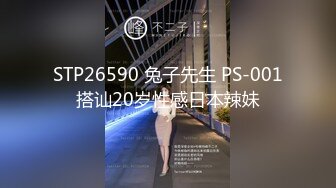 兼职小少妇黑丝露脸跟纹身小哥啪啪，口交大鸡巴对着镜头舔弄龟头样子好骚，让小哥爆草抽插还想让小哥射嘴里