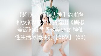 极度骚女大尺度暴力自慰，开档黑丝高跟鞋道具爆菊花，手指扣弄假屌插入，双洞齐插骑坐套弄，搞到高潮出白浆