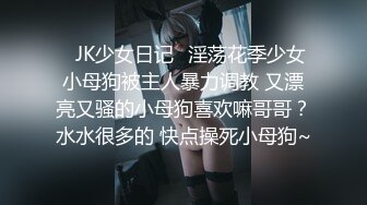 风骚熟女和一帮老男人KTV 秀口活，直接站上桌子就吃鸡巴，旁边还有小哥偷笑！