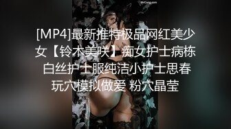 看到隔壁家小妹下班回来,急忙到卫生间窗户后面偷窥她洗澡