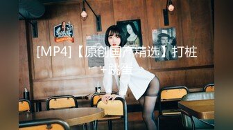 小伙跑到写字楼女厕独占一个坑，拍了不少少妇，尿尿声音都很大