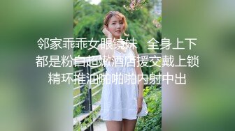 商场白色隔板全景后拍多位美女尿尿1 (1)