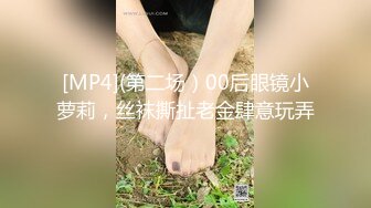 《极品CP魔手外购》美女如云餐饮店大神躲藏女厕逼脸同框偸拍数位小姐姐方便，被一个美女发现翻车了还好没有推门吓尿了 (4)