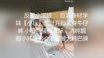 【女技师在按摩旁边小哥上来要操逼】给客人带上眼罩，旁边摸摸搞搞，掏出大屌吸吮，S型身材翘起美臀，后入爆操大声啪啪