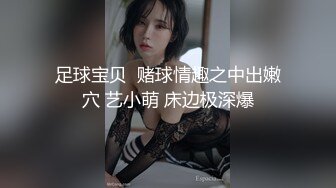 大红唇新人骚女被两大汉3P，白丝袜丁字裤，翘起屁股看穴，两根JB轮流舔