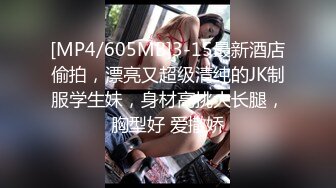 跟随抄底跟闺蜜逛街的黑丝漂亮少妇 这是穿了内内还是没有穿啊