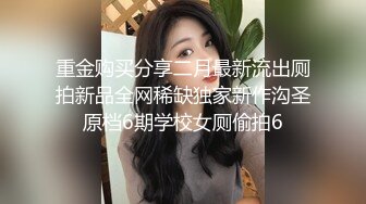 猥琐房东门缝偷窥刚和男友打完炮的美女全裸吃饭